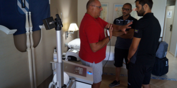 Atendiendo las explicaciones del formador de la empresa PRIM Physio.