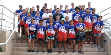Foto de familia de los regatistas del Club Marítimo que van a participar en esta séptima edición de la Semana Náutica de Vela Ligera.
