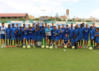 Menores extranjeros acogidos en la ciudad visitan a la UD Melilla