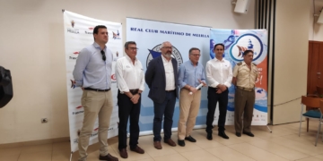 El presidente de la ciudad posa junto a distintas autoridades civiles y militares de nuestra ciudad, durante el acto de presentación de la XXIII Semana Náutica de Melilla.