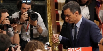 GRAF4195 MADRID, 25/7/2019.- El candidato socialista a la presidencia del Gobierno,.Pedro Sánchez, abandona el hemicíclo después de que e l pleno del Congreso haya vuelto a rechazar hoy su investidura como presidente del Gobierno ya que ha conseguido 124 votos a favor frente a 155 en contra y 67 abstenciones. EFE/Ballesteros