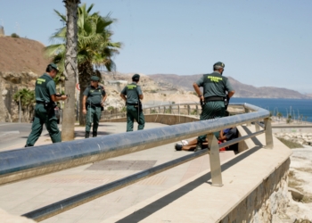 GRAF8644. MELILLA, 20/08/2019.- Varios miembros de la Guardia Civil inspeccionan la playa de las Horcas Coloradas, en Melilla, en la que, este martes, han abortado la salida de una patera que pretendía partir hasta la península Ibérica. Según han informado a Efe fuentes policiales, la actuación se ha producido en torno al mediodía, en un momento en que había numerosos bañistas disfrutando de la playa. EFE/ F.G.Guerrero