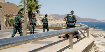 GRAF8644. MELILLA, 20/08/2019.- Varios miembros de la Guardia Civil inspeccionan la playa de las Horcas Coloradas, en Melilla, en la que, este martes, han abortado la salida de una patera que pretendía partir hasta la península Ibérica. Según han informado a Efe fuentes policiales, la actuación se ha producido en torno al mediodía, en un momento en que había numerosos bañistas disfrutando de la playa. EFE/ F.G.Guerrero