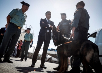 GRAFCAV7414. HONDARRIBIA (GIPUZKOA), 22/08/2019.- El ministro del Interior en funciones, Fernando Grande-Marlaska (c), ha visitado el despliegue de la Guardia Civil este jueves en Hondarribia (Gipuzkoa), tras presidir la constitución del Centro de Coordinación Operativo (CECOR), entablecido en San Sebastián con motivo de la celebración de la cumbre del G7 en Biarritz (Francia). EFE/Javier Etxezarreta