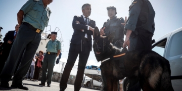GRAFCAV7414. HONDARRIBIA (GIPUZKOA), 22/08/2019.- El ministro del Interior en funciones, Fernando Grande-Marlaska (c), ha visitado el despliegue de la Guardia Civil este jueves en Hondarribia (Gipuzkoa), tras presidir la constitución del Centro de Coordinación Operativo (CECOR), entablecido en San Sebastián con motivo de la celebración de la cumbre del G7 en Biarritz (Francia). EFE/Javier Etxezarreta