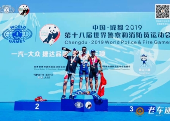 El triatleta melillense, en el momento de coger su medalla de campeón en tierras chinas.