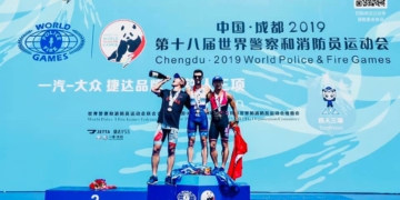 El triatleta melillense, en el momento de coger su medalla de campeón en tierras chinas.