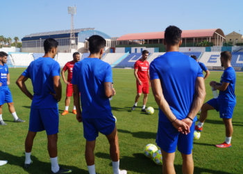 El técnico unionista, en una charla con sus futbolistas en el entrenamiento de ayer.
