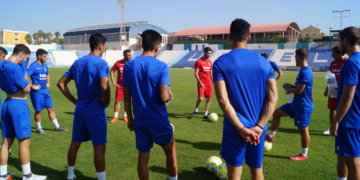 El técnico unionista, en una charla con sus futbolistas en el entrenamiento de ayer.