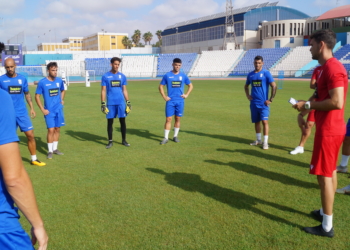 El técnico melillense dando consignas a sus futbolistas en el entrenamiento de ayer.