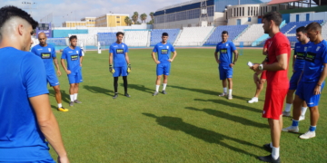 El técnico melillense dando consignas a sus futbolistas en el entrenamiento de ayer.
