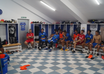 Todos los jugadores muy atentos a la charla en el vestuario azulino.