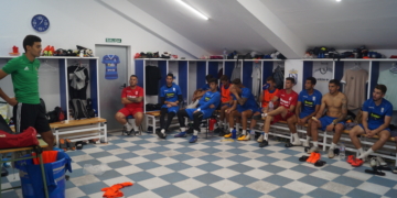 Todos los jugadores muy atentos a la charla en el vestuario azulino.