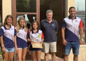 Imagen de las regatistas y el técnico melillense junto al presidente del club, José Manuel Calzado.