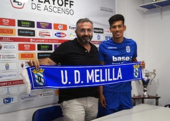 El presidente de la UD Melilla, Luisma Rincón junto al jugador que llega del Real Madrid.