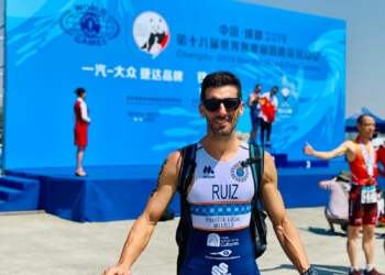 Luismi Ruiz disfrutando de su medalla de oro.