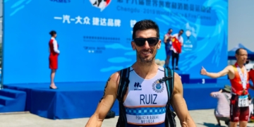 Luismi Ruiz disfrutando de su medalla de oro.
