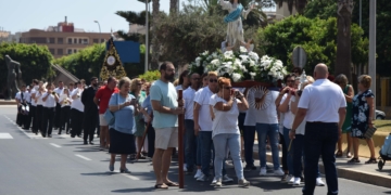 La procesión al poco de empezar.