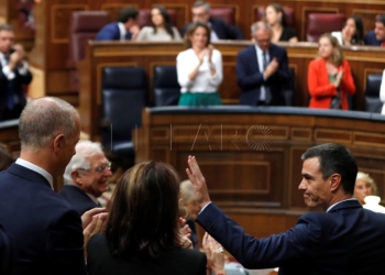GR4043. MADRID, 25/07/2019.- El candidato socialista, Pedro Sánchez (dcha), saluda tras pronunciar un discurso ante el pleno de la Cámara Baja del Parlamento durante la segunda y definitiva votación de investidura sin que por ahora haya llegado a un acuerdo con Unidas Podemos, cuyo voto favorable es necesario que pueda salir adelante su elección por mayoría simple. EFE/Emilio Naranjo