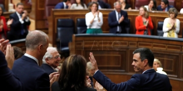 GR4043. MADRID, 25/07/2019.- El candidato socialista, Pedro Sánchez (dcha), saluda tras pronunciar un discurso ante el pleno de la Cámara Baja del Parlamento durante la segunda y definitiva votación de investidura sin que por ahora haya llegado a un acuerdo con Unidas Podemos, cuyo voto favorable es necesario que pueda salir adelante su elección por mayoría simple. EFE/Emilio Naranjo