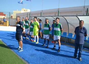 Imagen de los componentes del banquillo melillense antes del inicio del encuentro del pasado sábado frente al Linares Deportivo.
