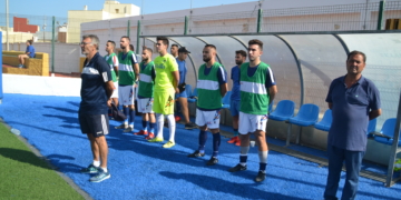 Imagen de los componentes del banquillo melillense antes del inicio del encuentro del pasado sábado frente al Linares Deportivo.