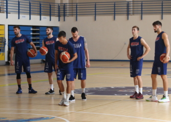 Tras ejercitarse en la sala de musculación, los jugadores saltaron a la pista del Javier Imbroda para continuar con el trabajo táctico de cara a la temporada.