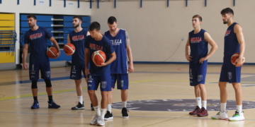 Tras ejercitarse en la sala de musculación, los jugadores saltaron a la pista del Javier Imbroda para continuar con el trabajo táctico de cara a la temporada.