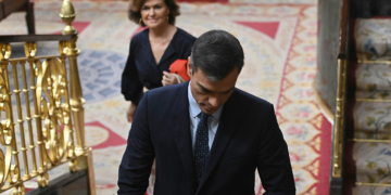 -FOTODELDIA- GRAF4243. MADRID, 18/09/2019.- El presidente del Gobierno en funciones, Pedro Sánchez, y la vicepresidenta, Carmen Calvo, abandonan el hemiciclo durante la segunda y última sesión de control este miércoles en el Congreso. EFE/ FERNANDO VILLAR