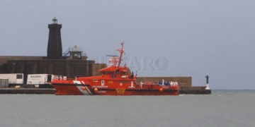 GRAF2170. MELILLA, 05/11/2018.- Llegada al puerto de Melilla de los 80 inmigrantes rescatados hoy por la embarcación de Salvamento Marítimo Guardamar Polimnia, de dos pateras que se dirigían a la península. La embarcación ha recuperado del agua los cuerpos de nueve cadáveres, todos de ellos varones, mientras que otros cuatro inmigrantes varones fueron atendidos en el lugar de atraque por facultativos de Cruz Roja y del 061, que les practicaron maniobras de reanimación pero finalmente se certificó su fallecimiento. EFE/ Salva