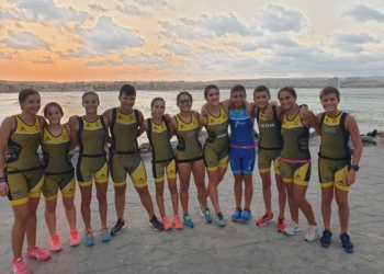 Jóvenes deportistas de esta entidad antes de la realización de una sesión de entrenamientos en el Dique Sur.