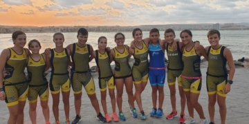 Jóvenes deportistas de esta entidad antes de la realización de una sesión de entrenamientos en el Dique Sur.