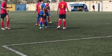 Jugadores melillenses en el terreno de juego malagueño.