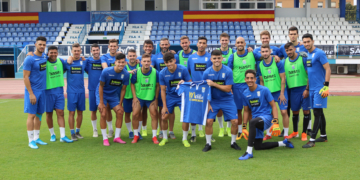 Componentes de la escuadra de nuestra ciudad con la camiseta que donarán.