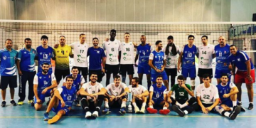 Jugadoras de la escuadra melillense junto uno de sus rivales de esta pretemporada.