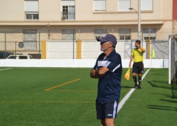 El entrenador melillense, en el partido frente al Linares Deportivo.