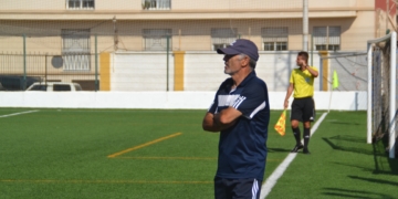El entrenador melillense, en el partido frente al Linares Deportivo.