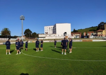 El estado del terreno de juego no ayudó al fútbol de los azulinos.