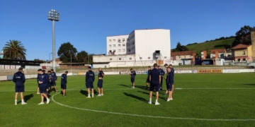 El estado del terreno de juego no ayudó al fútbol de los azulinos.