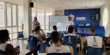 Antes de saltar a la pista de juego estuvieron en una sesión de vídeo analizando al rival.