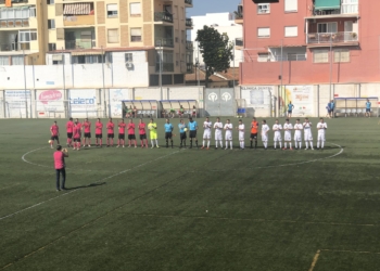 Los jugadores de ambos equipos en el saludo inicial antes del inicio del partido en la mañana de ayer en tierras malagueñas.