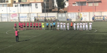 Los jugadores de ambos equipos en el saludo inicial antes del inicio del partido en la mañana de ayer en tierras malagueñas.