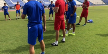 Los jugadores azulinos bajo las consignas del primer entrenador, en el entrenamiento de ayer.