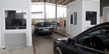 GRAF1075. MELILLA, 12/09/2018.- Varios vehículos en el paso fronterizo de Farhana (Melilla). Melilla, que tiene cuatro pasos fronterizos con Marruecos por los que cruzan cada año en ambos sentidos más de 20 millones de personas y casi cinco millones de vehículos, está en vilo por el futuro de su aduana comercial, cerrada desde hace 43 días por decisión unilateral del país vecino. EFE/ F.G. Guerrero