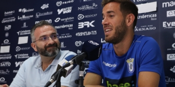 Momento de la presentación oficial del nuevo futbolista de la UD Melilla.