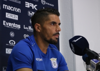 El jugador azulino, en la rueda de prensa oficial del club melillense.