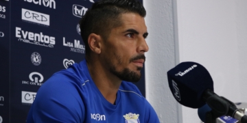 El jugador azulino, en la rueda de prensa oficial del club melillense.