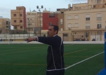 El técnico del Rusadir, en uno de sus partidos en La Espiguera.