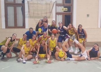 Jugadoras de la escuadra de La Salle que están entrenándose.