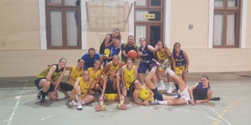 Jugadoras de la escuadra de La Salle que están entrenándose.